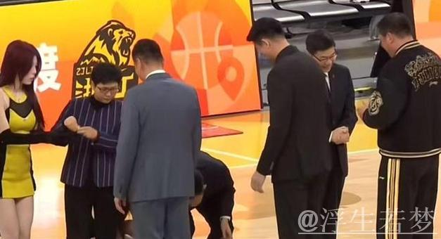 王博戒指落地,楼明更衣室领奖,球迷吐槽过于形式化 王博戒指落地,楼明更衣室领奖,球迷吐槽过于形式化